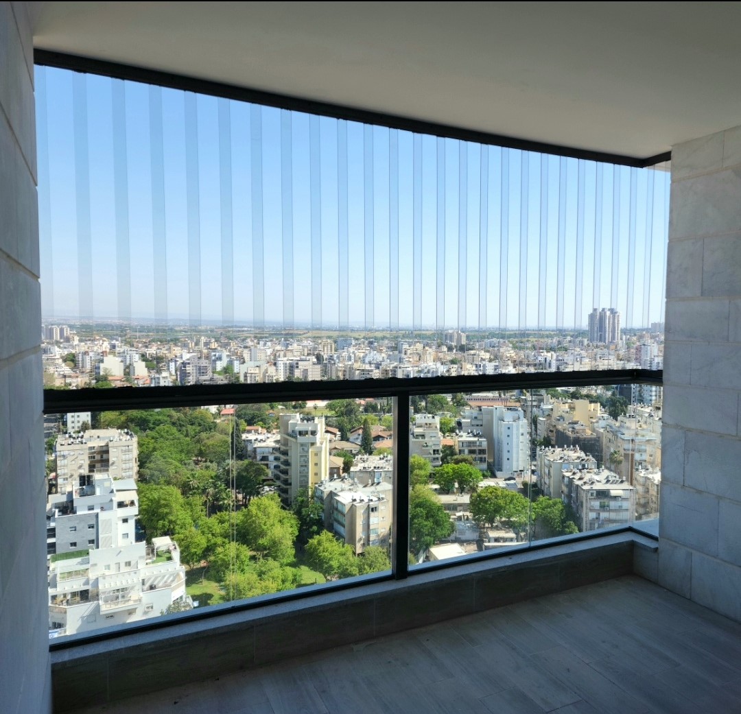 סגירת מרפסת מסורג שקוף
